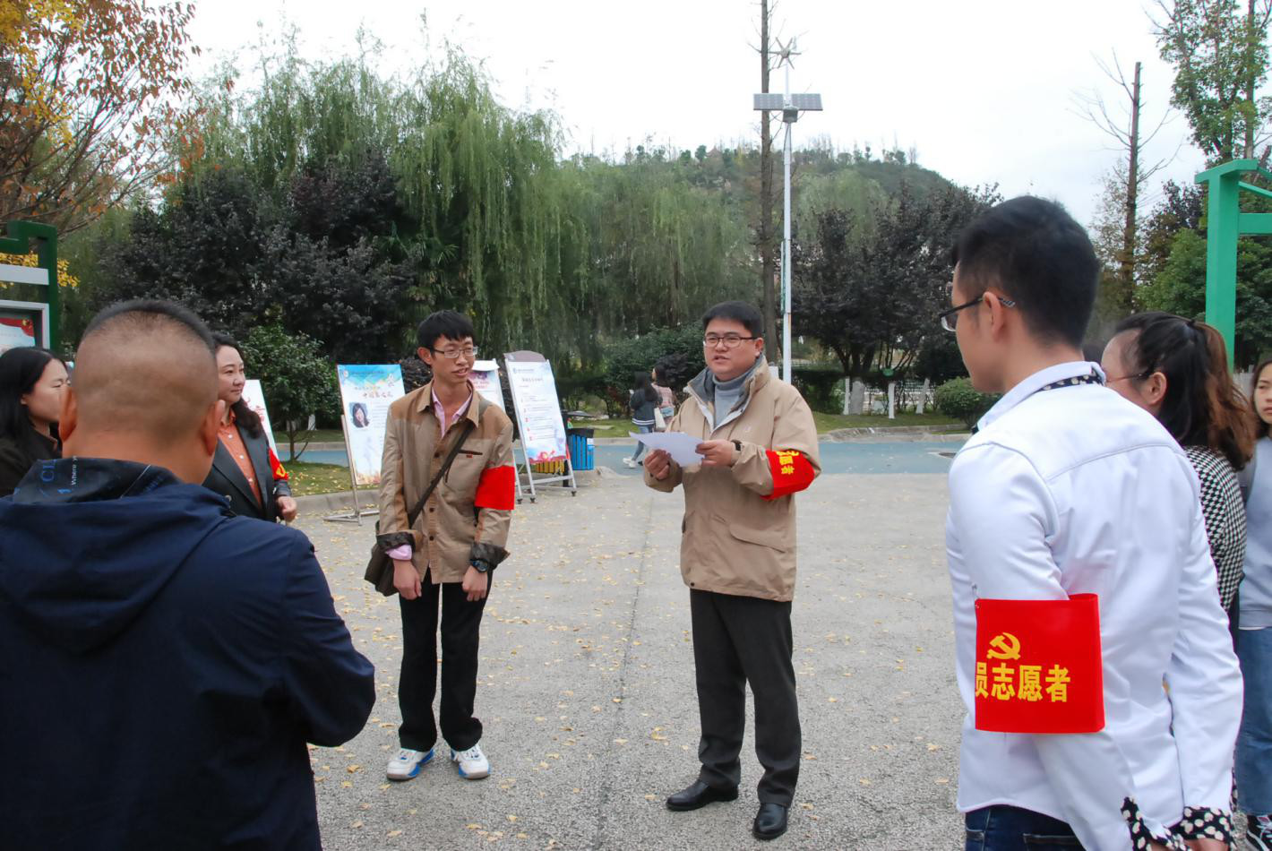 推进垃圾分类,党员表率先行 贵阳幼儿师范高等专科学校 今天